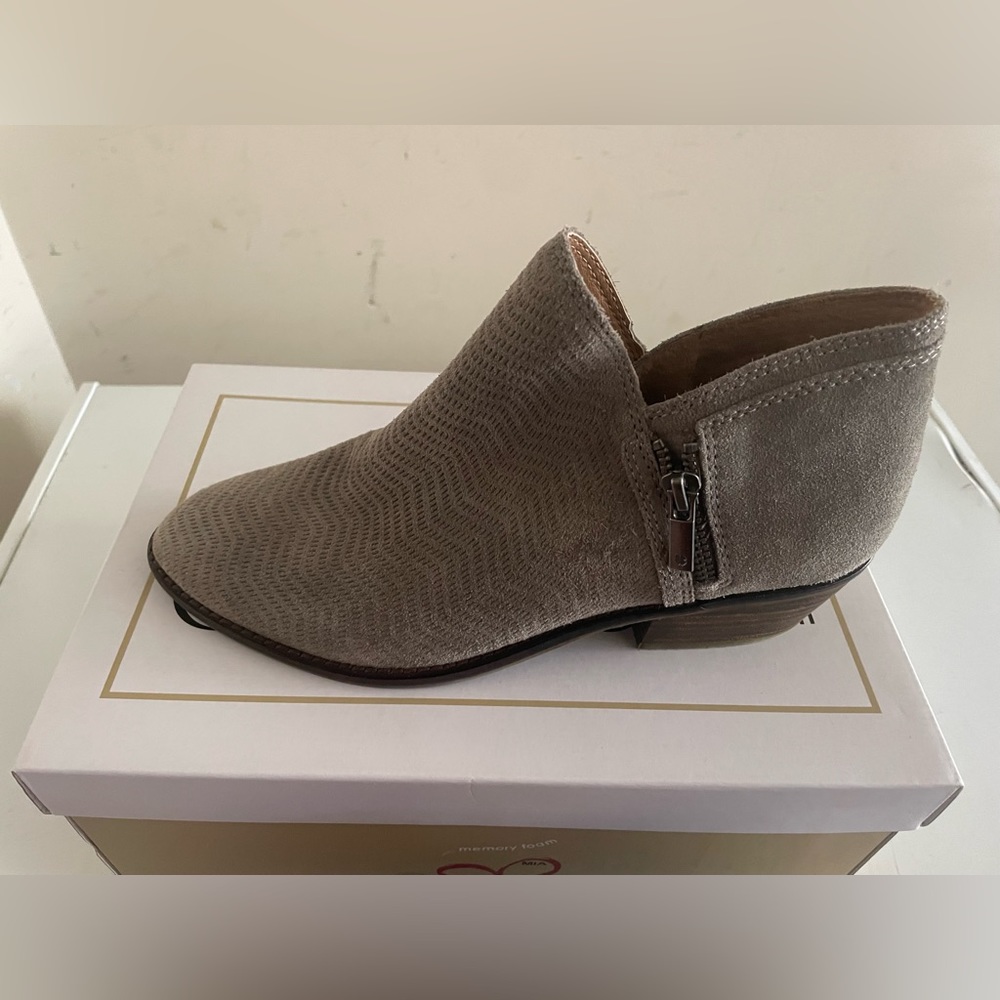 Woman Grey fabric material ankle boot size 8 brand new with no tags